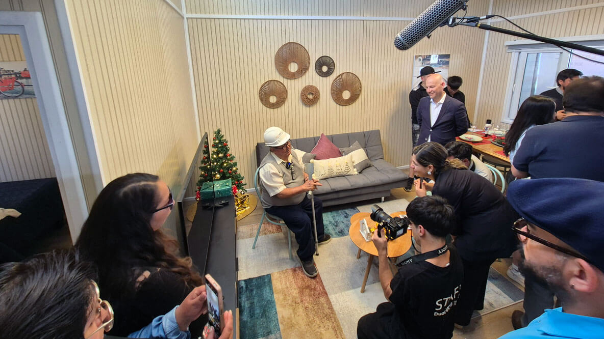 Representantes de Vitel Energía y Duoc UC en iniciativa de responsabilidad social empresarial en Cerro Navia