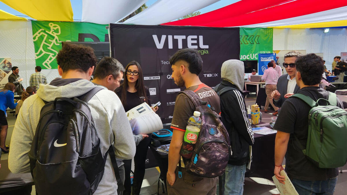 stand de vitel energía en la feria san joaquín se vive del duoc uc