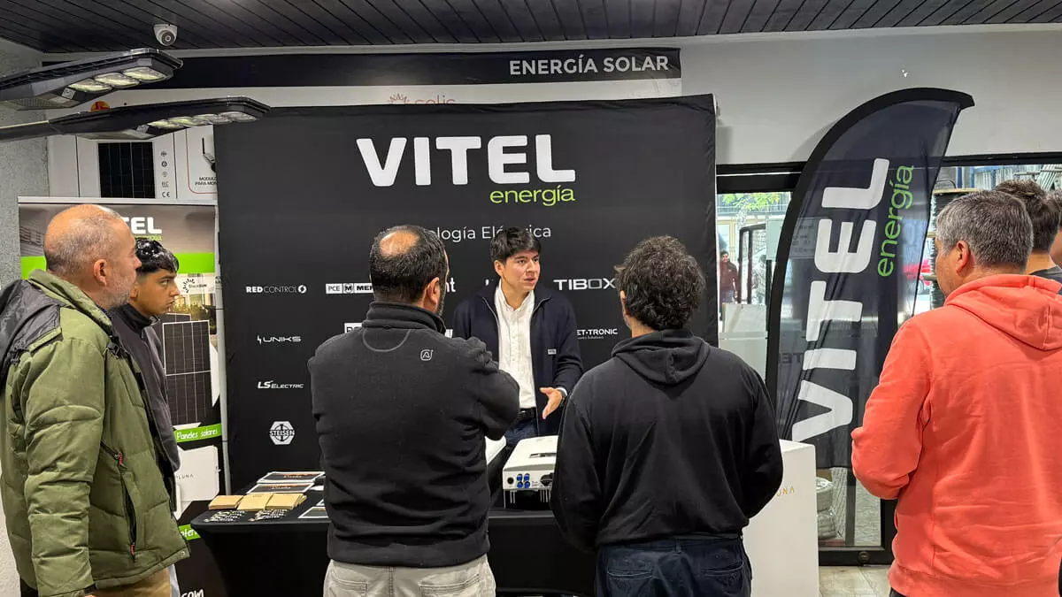 Activación sobre energías renovables y electromovilidad en tienda Vitel Energía Santiago