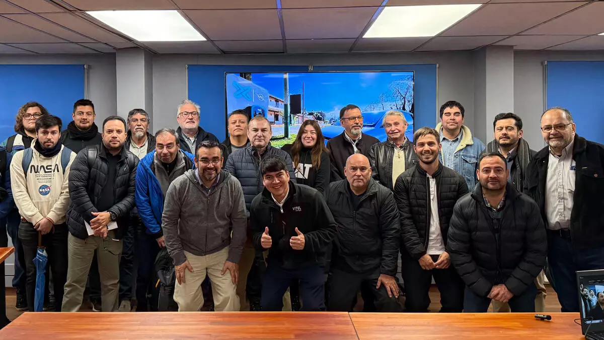 Evento de electromovilidad organizado por Vitel Energía con participación presencial y online