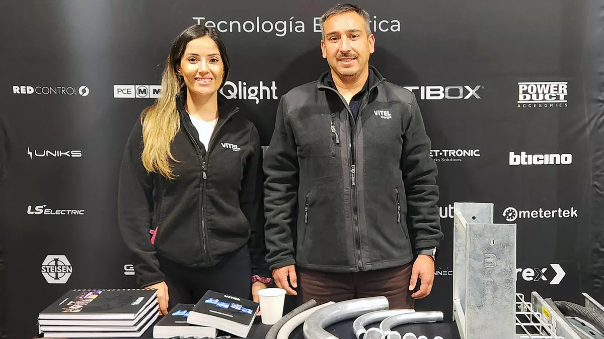 Activación educativa sobre portaconductores eléctricos Mecano en la casa matriz de Vitel Energía en Santiago