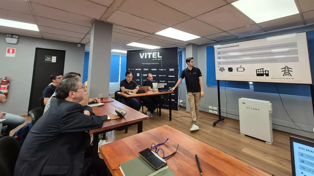 Capacitación técnica en almacenamiento de energía solar organizada por Vitel Energía para instaladores y profesionales