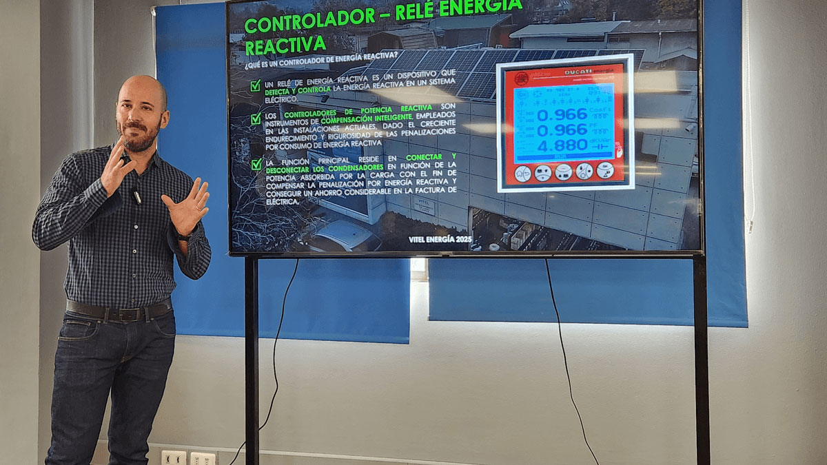 Angelo Mollica de Ducati explicando uso de bancos de condensadores