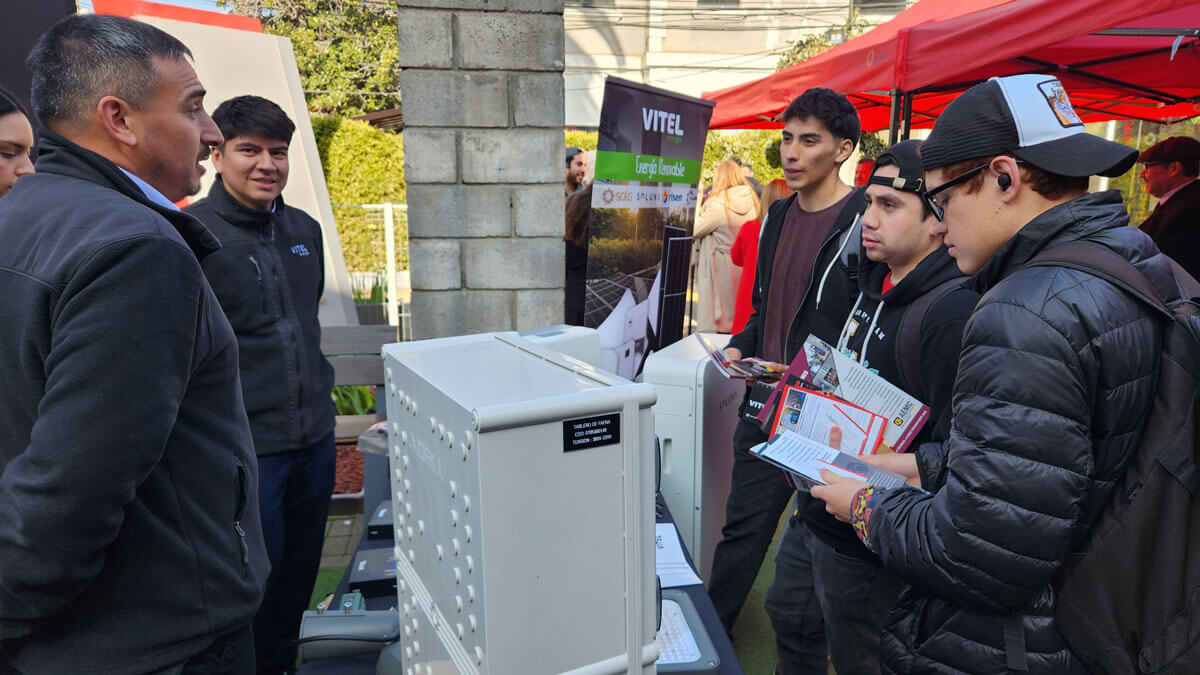 Nuestros Product Managers, Alexis Tapia y Alexis Flores, explican a los estudiantes el funcionamiento de estas tecnologías eléctricas de vanguardia. Nuestros Product Managers, Alexis Tapia y Alexis Flores, explican a los estudiantes el funcionamiento de estas tecnologías eléctricas de vanguardia.