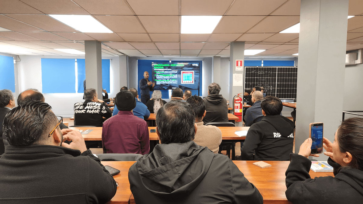Participantes durante la capacitación técnica de Vitel Energía