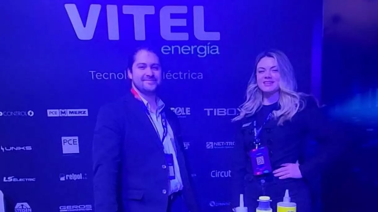 stand de vitel energía con productos orbis solis y soluna durante la cumbre tecnológica