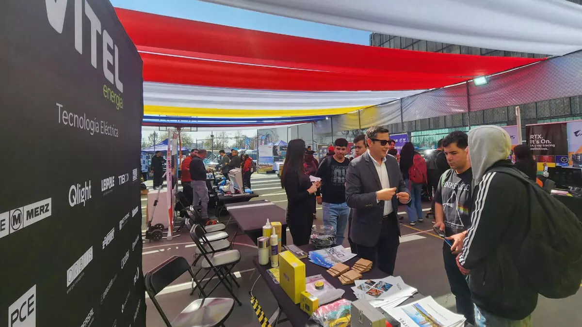 equipo de vitel energía compartiendo innovaciones en tecnología eléctrica con estudiantes