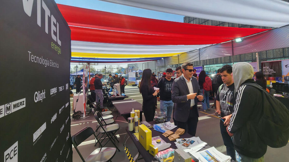 equipo de vitel energía compartiendo innovaciones en tecnología eléctrica con estudiantes equipo de vitel energía compartiendo innovaciones en tecnología eléctrica con estudiantes