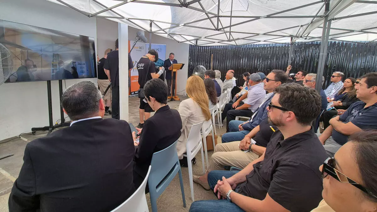 Representantes de Vitel Energía y Duoc UC en iniciativa de responsabilidad social empresarial en Cerro Navia