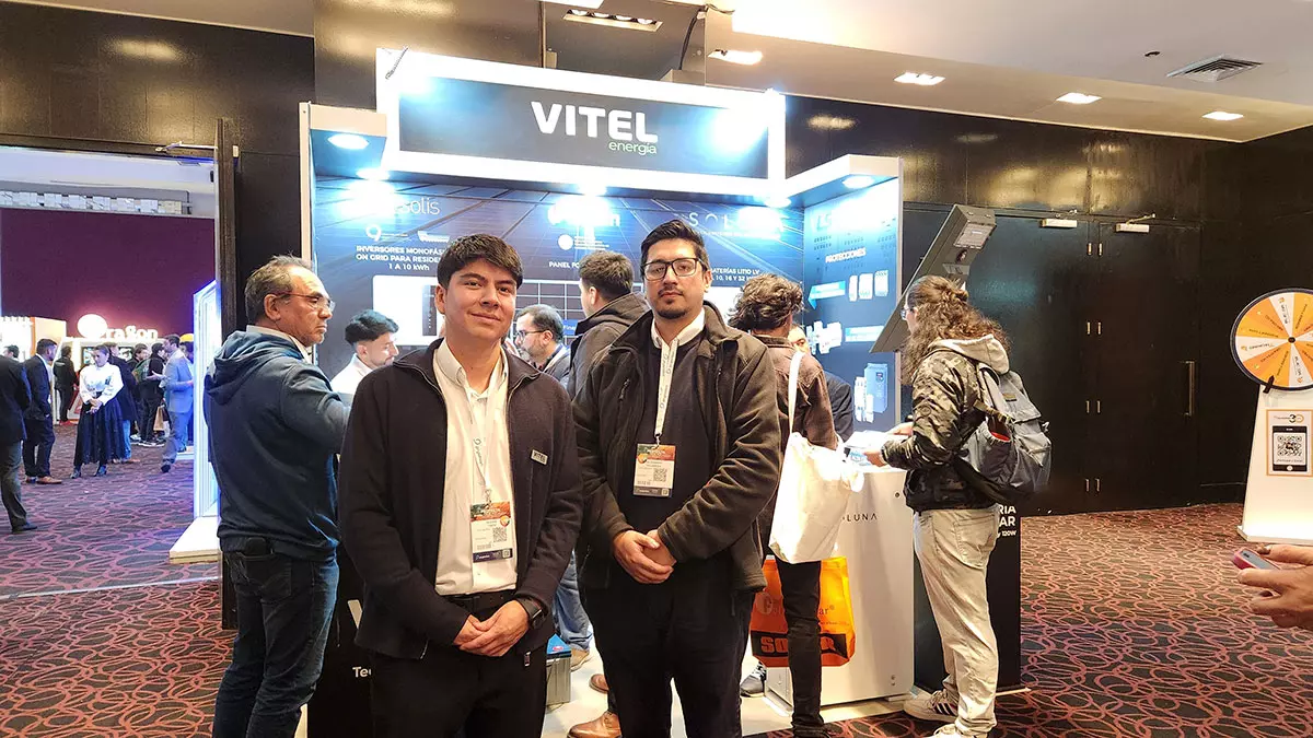 Stand de Vitel Energía en Proyecta Solar 2025, Hotel W Santiago, Chile
