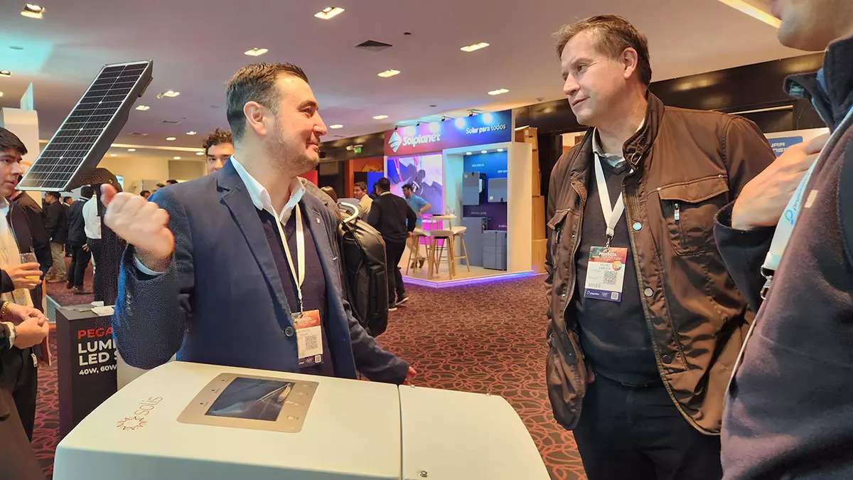 Exhibición de paneles solares Risen e inversores Solis en feria de energía solar