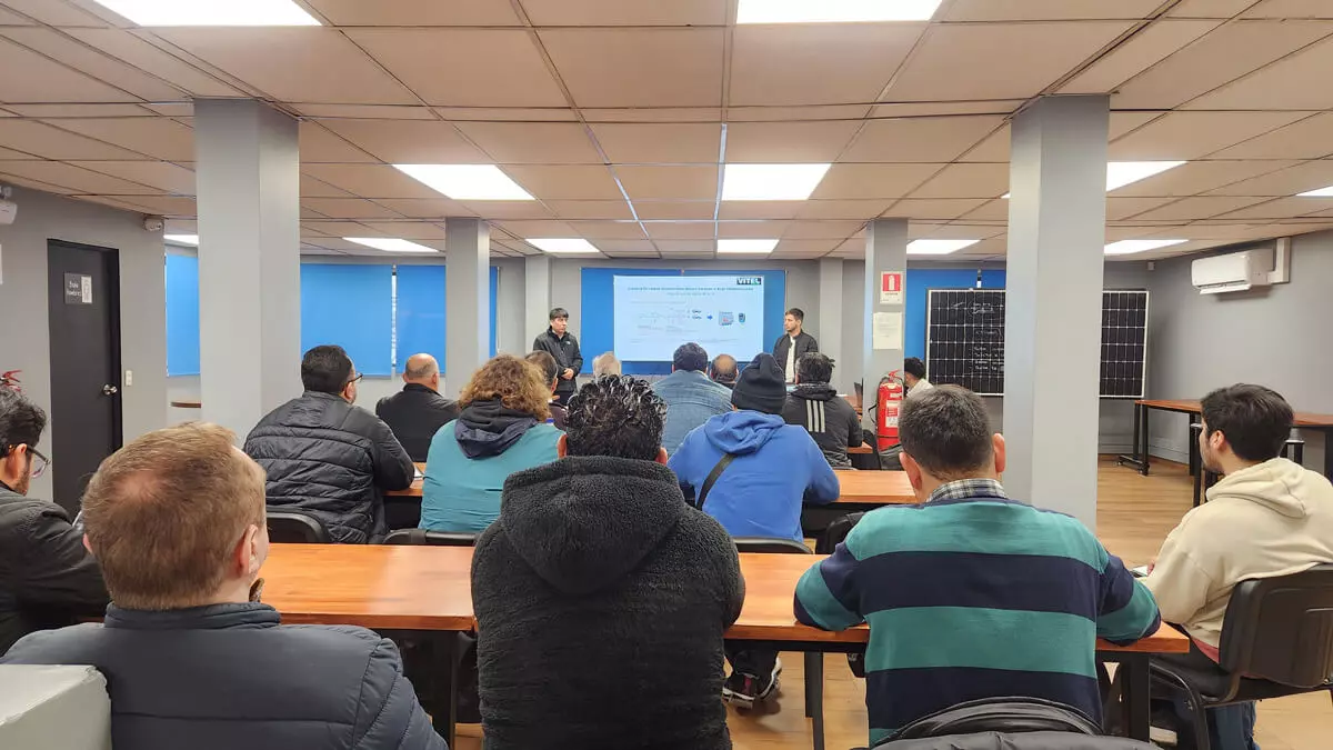 Profesionales del sector eléctrico participando en charla sobre tramitación T6 y movilidad eléctrica