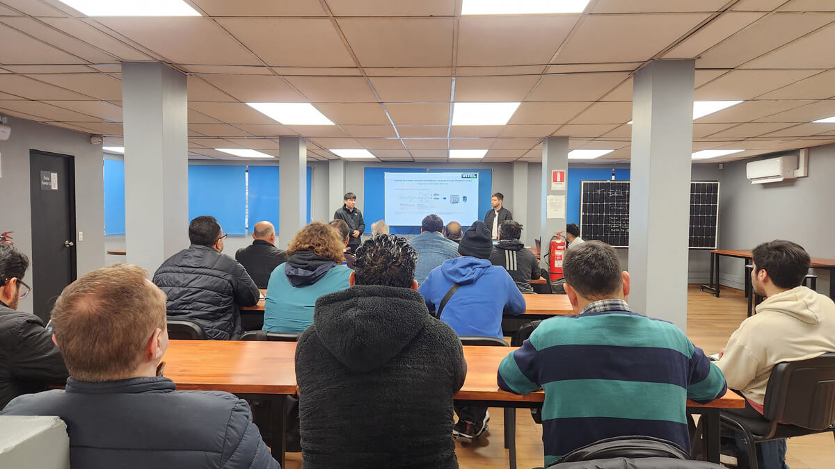 Profesionales del sector eléctrico participando en charla sobre tramitación T6 y movilidad eléctrica Profesionales del sector eléctrico participando en charla sobre tramitación T6 y movilidad eléctrica