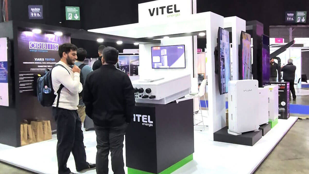 Visitantes y profesionales del sector energético en el stand de Vitel Energía durante ferias del sector eléctrico