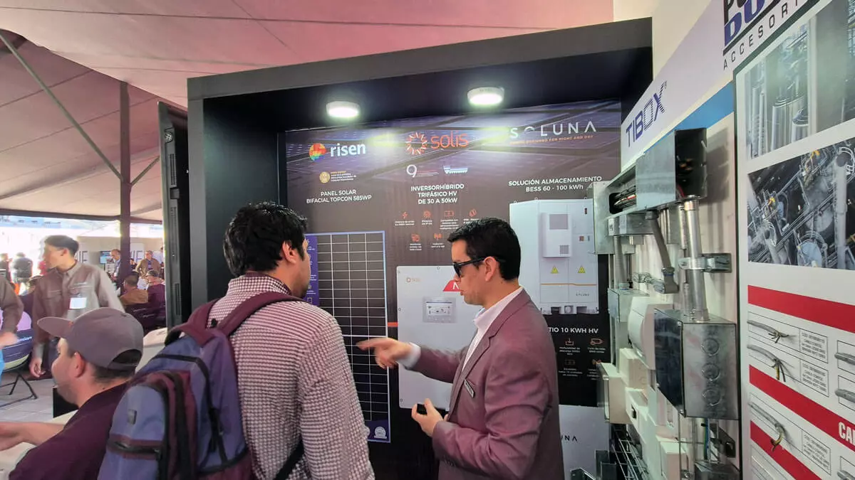 Stand de Vitel Energía en Expo Energía 2025 presentando soluciones en energía solar, almacenamiento y electromovilidad