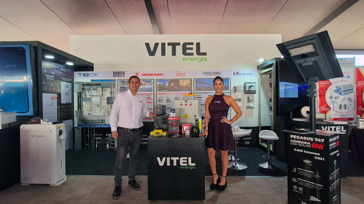 Visitantes y profesionales del sector energético en el stand de Vitel Energía durante ferias del sector eléctrico