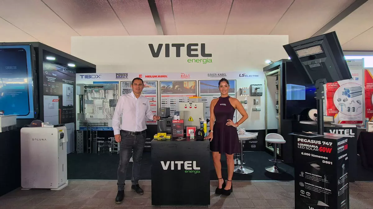 Visitantes y profesionales del sector energético en el stand de Vitel Energía durante ferias del sector eléctrico