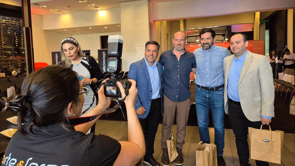 Asistentes al evento técnico de lanzamiento del inversor híbrido Solis Evercore ESS 125 kW organizado por Vitel Energía