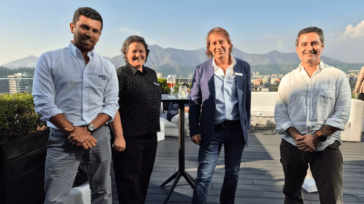 Asistentes al evento técnico de lanzamiento del inversor híbrido Solis Evercore ESS 125 kW organizado por Vitel Energía