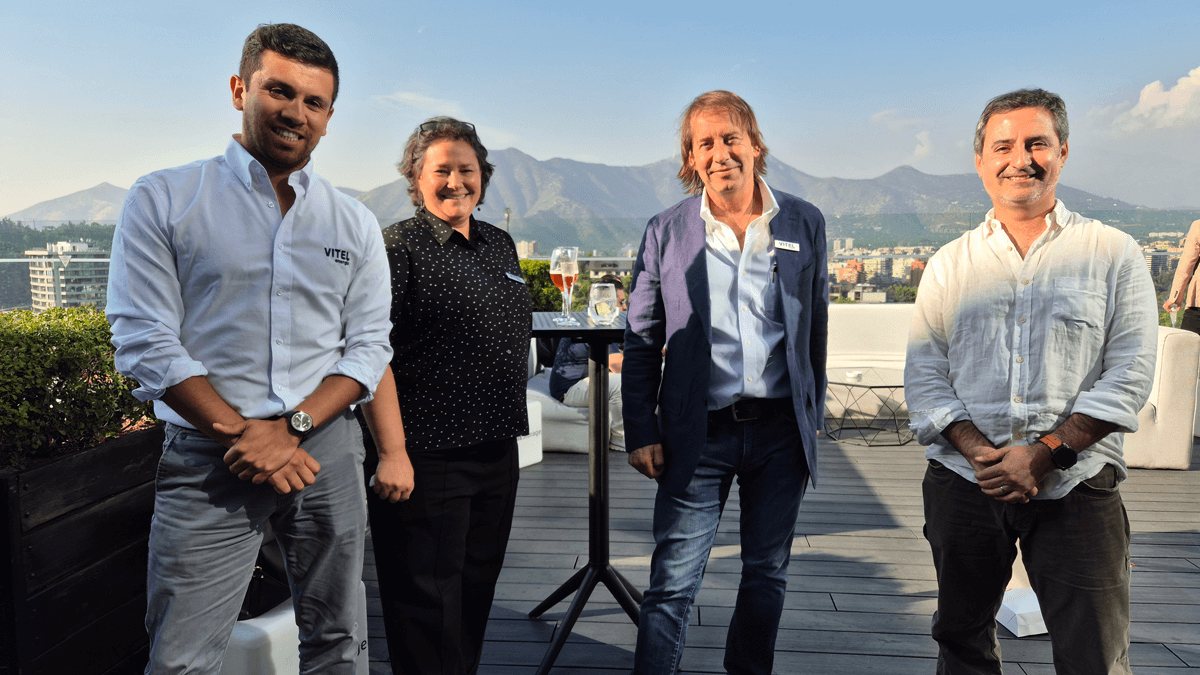 Asistentes al evento técnico de lanzamiento del inversor híbrido Solis Evercore ESS 125 kW organizado por Vitel Energía