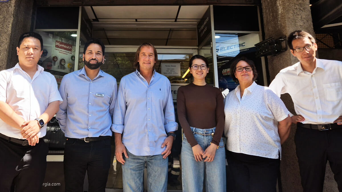 Equipo de Vitel Energía y Solis en reunión estratégica sobre energía fotovoltaica en Chile