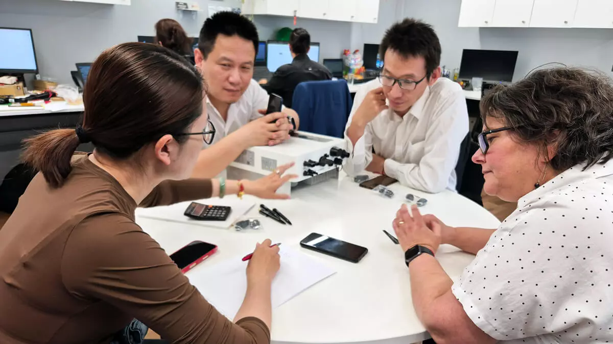 Equipo de Vitel Energía y Solis en reunión estratégica sobre energía fotovoltaica en Chile