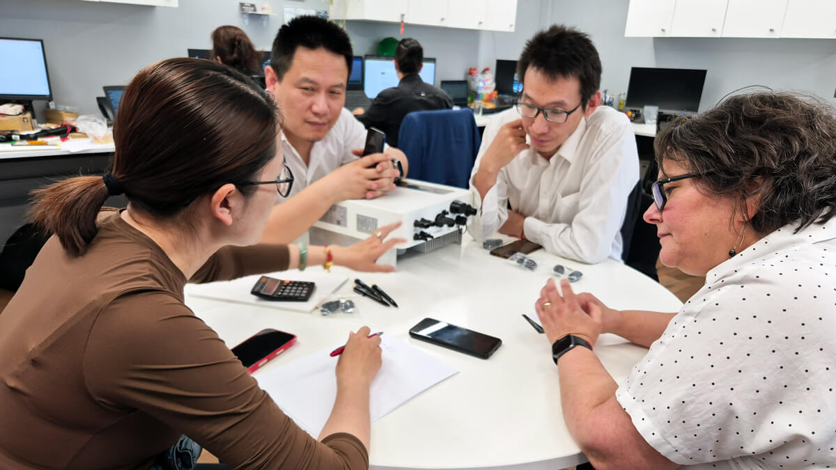 Equipo de Vitel Energía y Solis en reunión estratégica sobre energía fotovoltaica en Chile