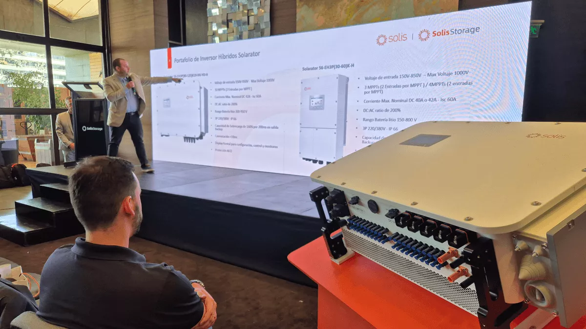 Sistema BESS integrado con inversor híbrido Solis Evercore ESS para almacenamiento energético en proyectos C&I