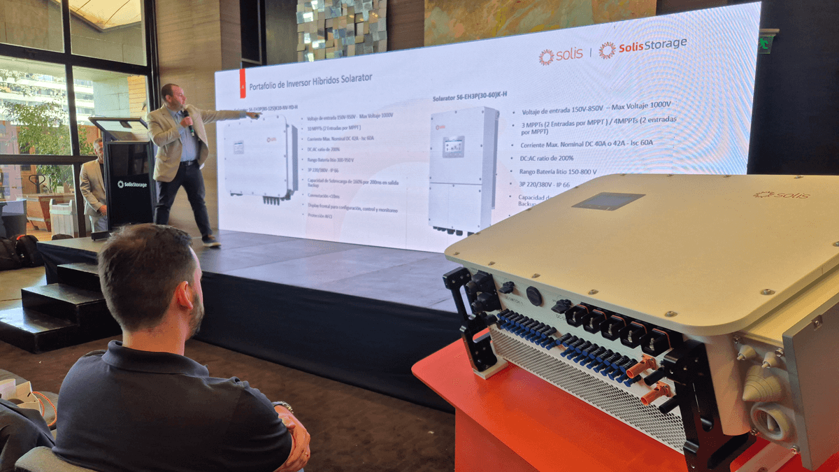 Sistema BESS integrado con inversor híbrido Solis Evercore ESS para almacenamiento energético en proyectos C&I