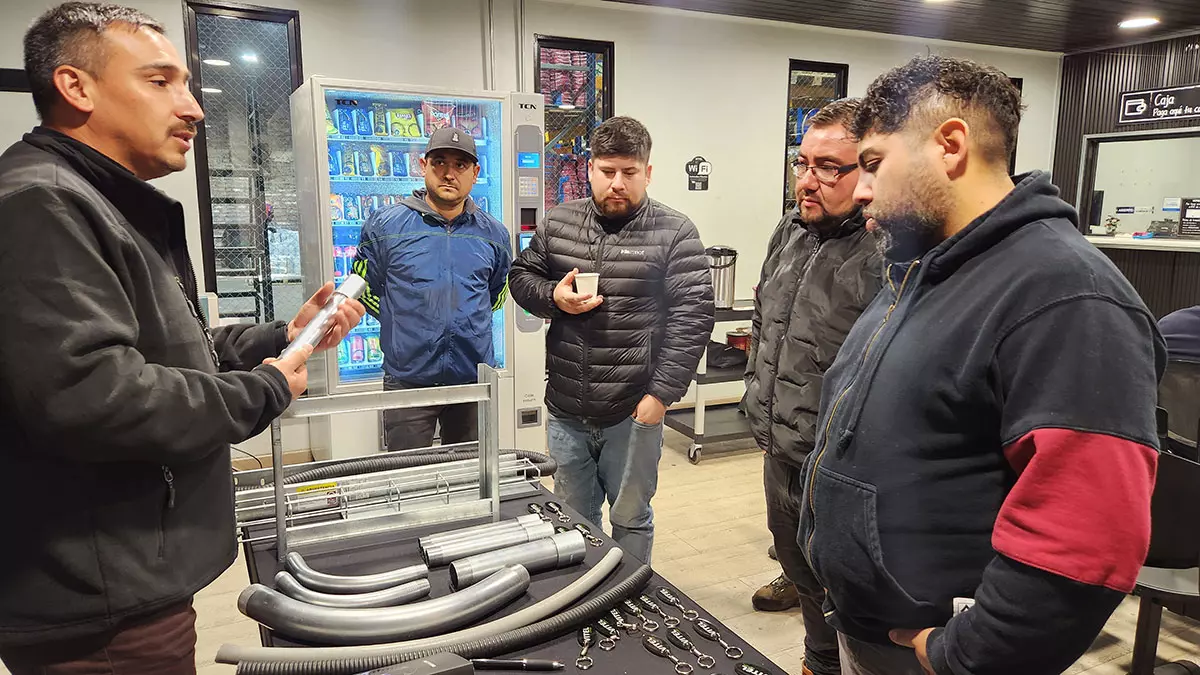 Activación educativa sobre portaconductores eléctricos Mecano en la casa matriz de Vitel Energía en Santiago