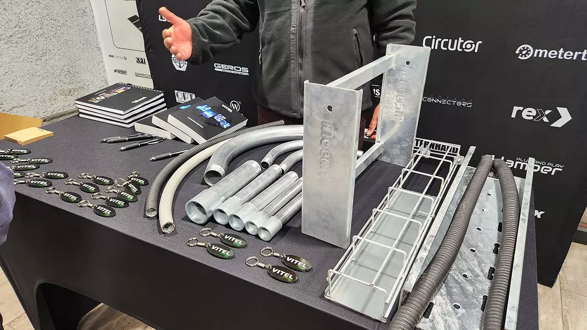 Activación educativa sobre portaconductores eléctricos Mecano en la casa matriz de Vitel Energía en Santiago