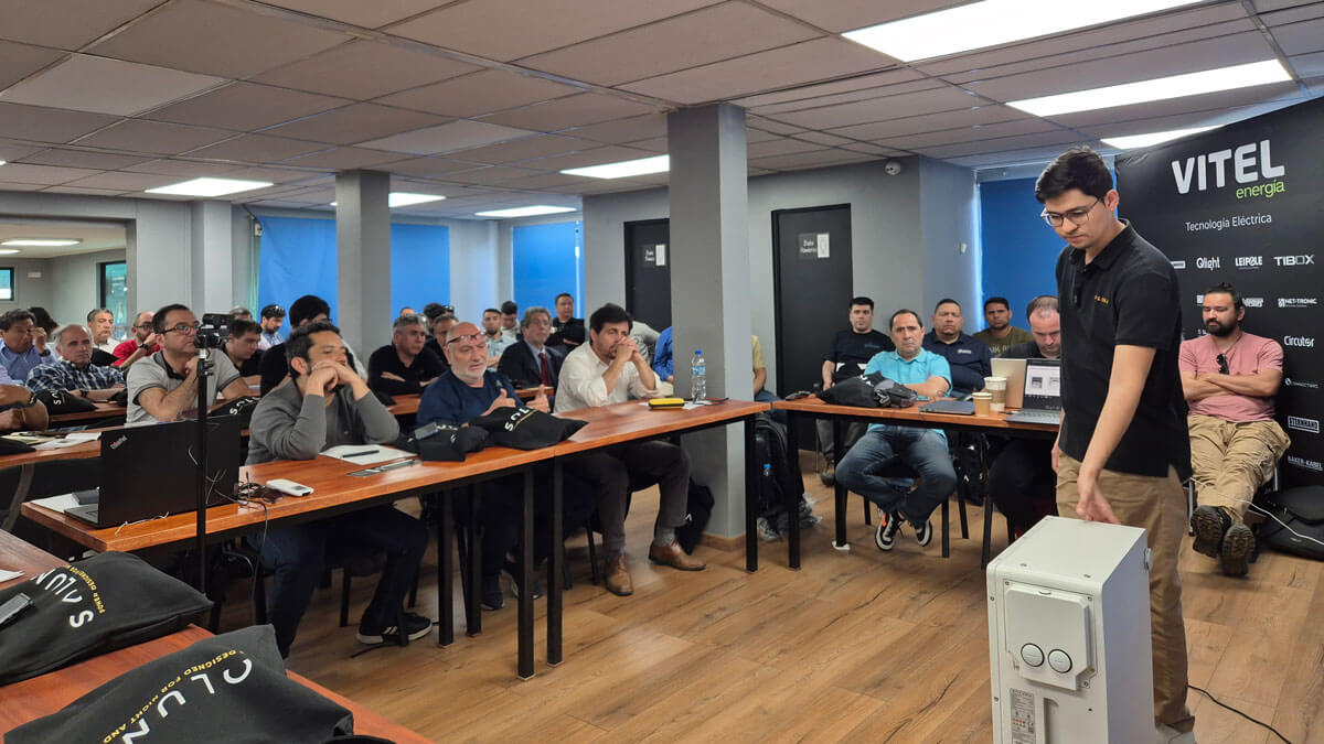 Capacitación técnica en almacenamiento de energía solar organizada por Vitel Energía para instaladores y profesionales