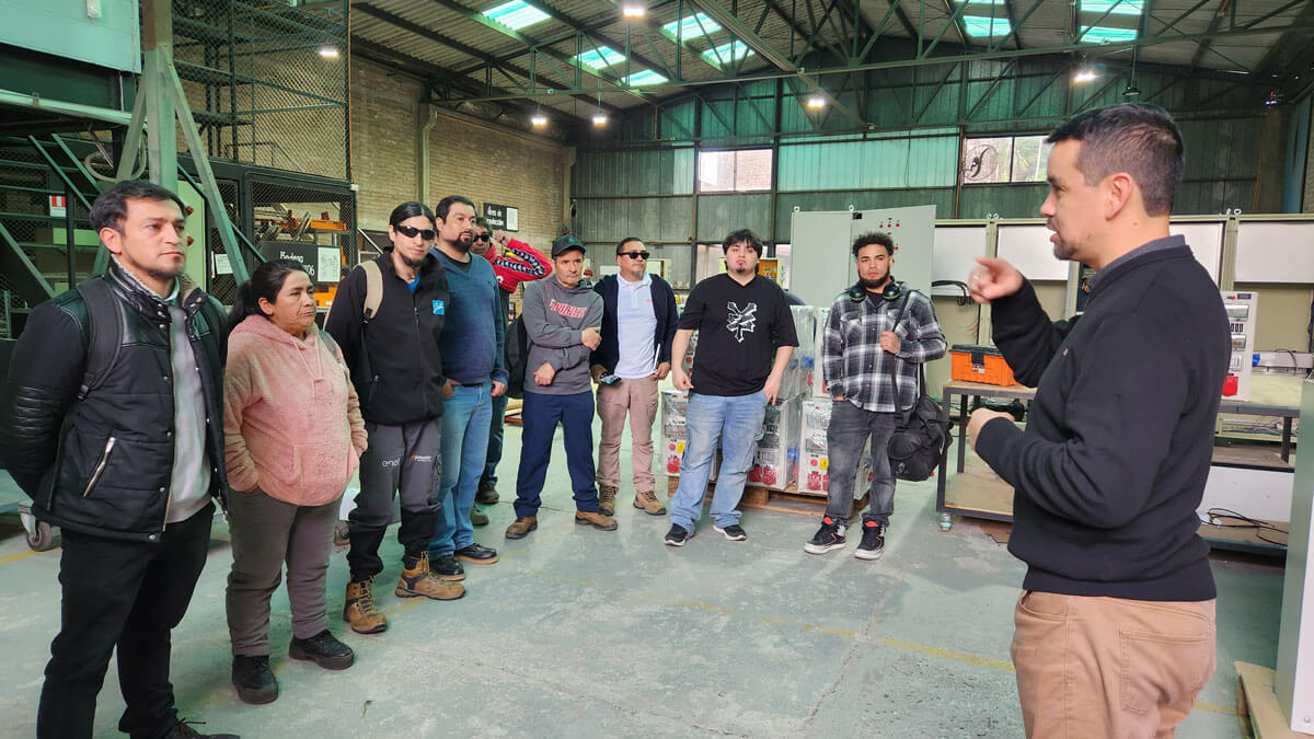 Instaladores eléctricos en capacitación visitando vitel energía para aprender sobre infraestructura de carga de vehículos eléctricos y electromovilidad