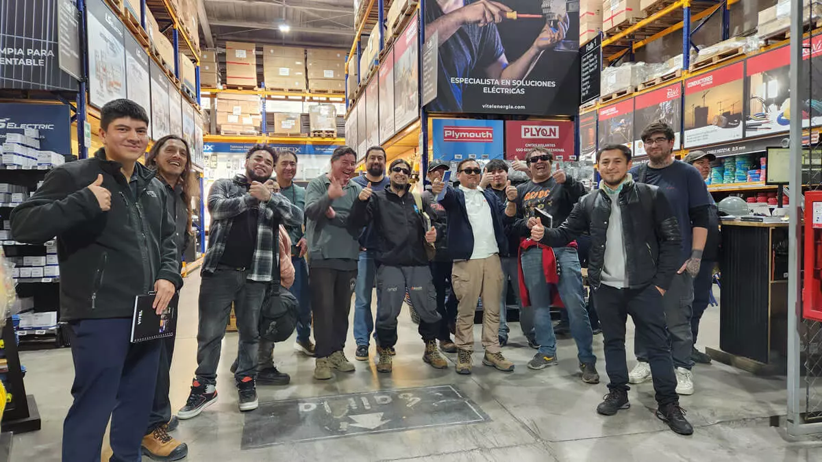 Instaladores eléctricos en capacitación visitando vitel energía para aprender sobre infraestructura de carga de vehículos eléctricos y electromovilidad Instaladores eléctricos en capacitación visitando vitel energía para aprender sobre infraestructura de carga de vehículos eléctricos y electromovilidad