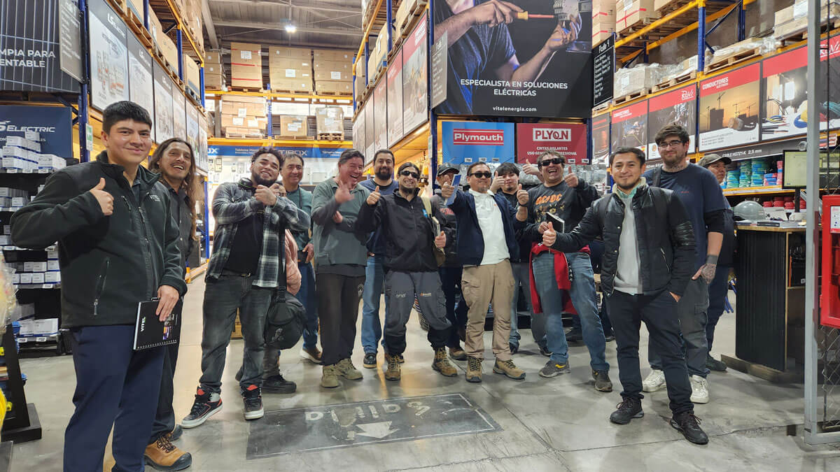 Instaladores eléctricos en capacitación visitando vitel energía para aprender sobre infraestructura de carga de vehículos eléctricos y electromovilidad